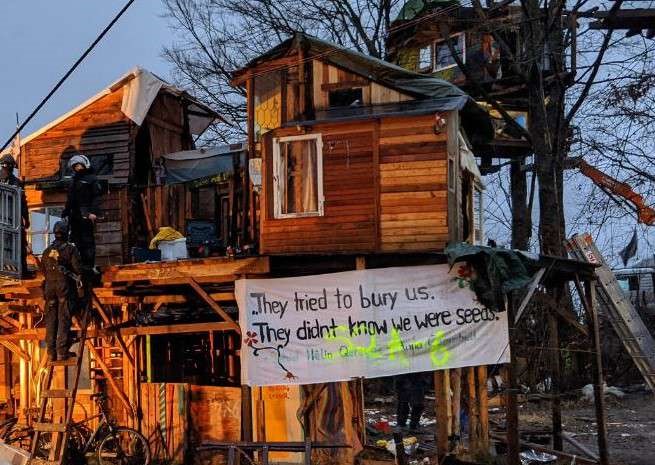 Banner an einem Stelzenhaus in Lützi "They tried to bury us. But they didn't know we were seeds."