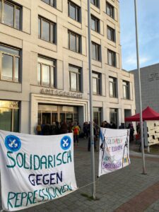 Banner hängen vor dem Amtsgericht Erkelenz "Solidarisch gegen Repression"